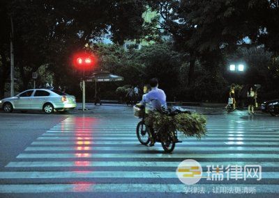 汽车闯红灯过了半年能处理吗（汽车闯红灯怎么界定）