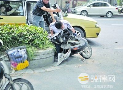 电动车撞人保险公司赔吗（电动车撞人医疗费赔偿）