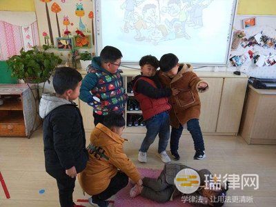 幼儿园小朋友摔伤责任怎么处理（幼儿园学生打架侵权责任判定）